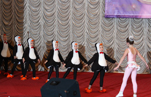 Танец "Пингвины на арене цирка"